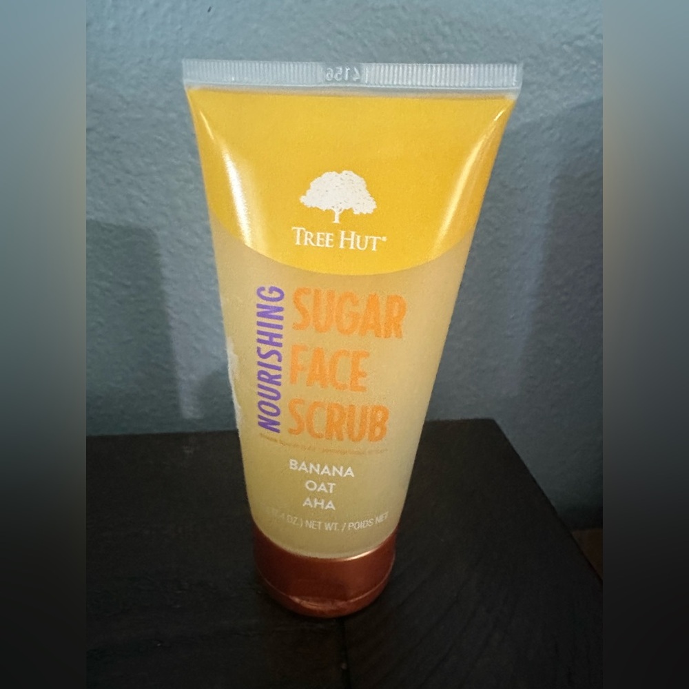 Tree Hut Nourishing Sugar Face Scrub Banana & Oat and AHA brand new